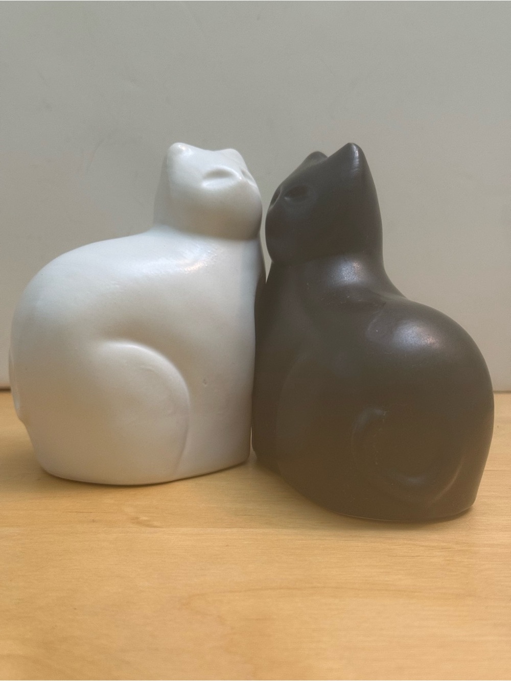 Set of 2 Nesting Cats 1 Black 1 White Ceramic Pottery Figurines 4.5” Minimalist